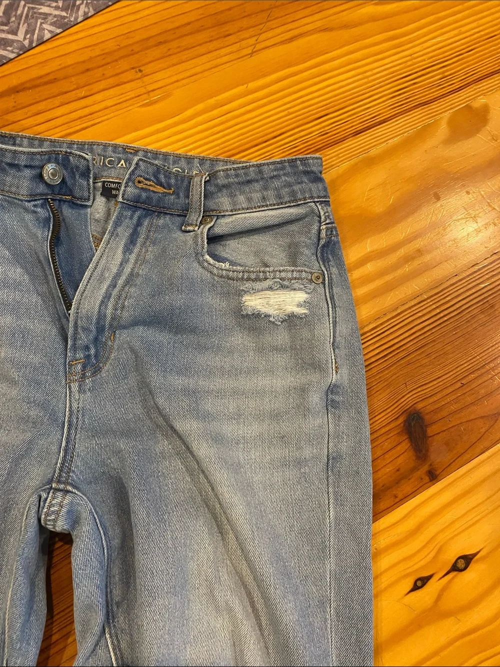 American Eagle Outfitters Light Blue Ripped Boyfriend Jeans size 2 short